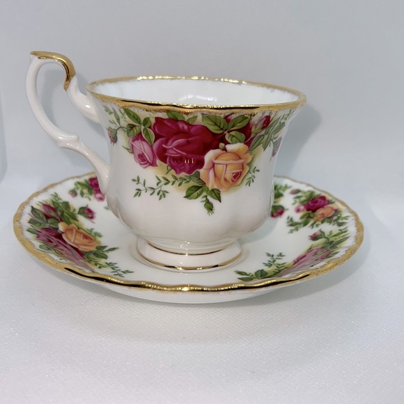 OLD COUNTRY ROSES FOOTED TEACUP AND SAUCER 1962 ROYAL ALBERT BONE CHINA - Picture 4 of 14